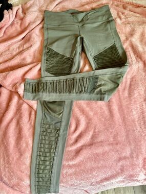 ALO Moto-Panel Leggings in Olive Green